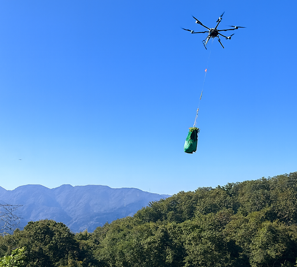 遠隔地や急傾斜地などの苗木運搬