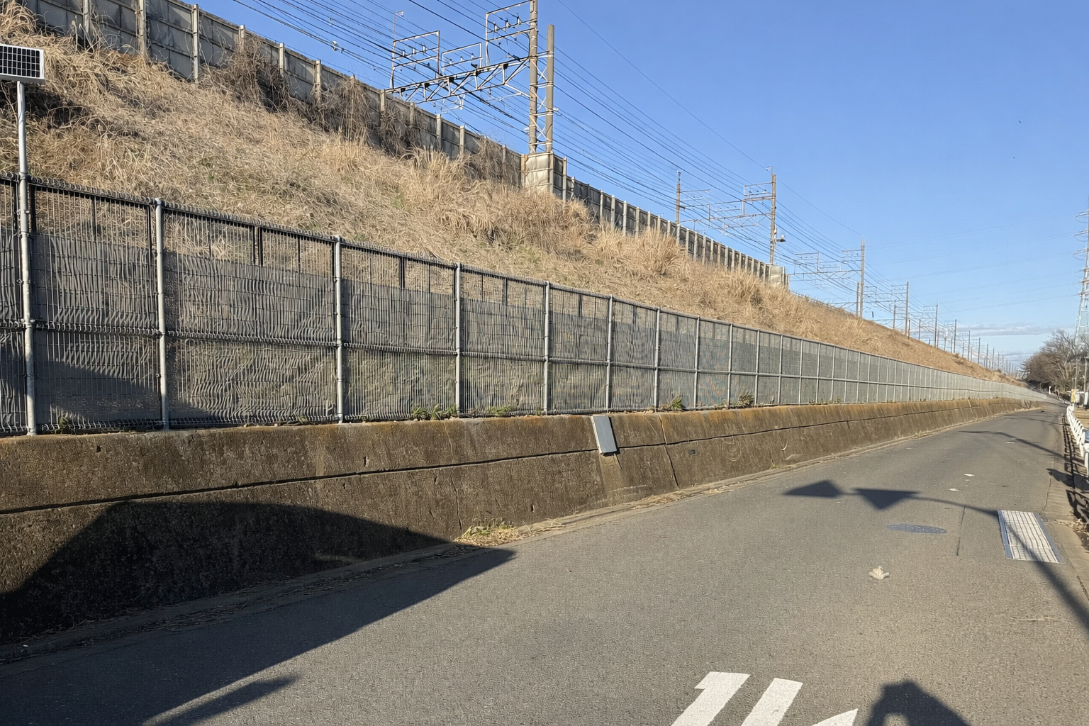 鉄道沿線・用地境界フェンスのつる絡みつき防止